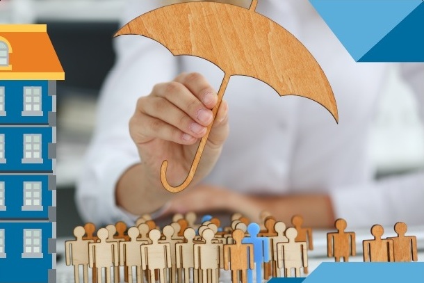 zdjęcie przedstawiające osobę trzymającą drewniany parasol nad drewnianą makietą