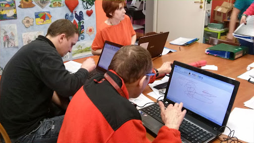 Zdjęcie przedstawiające osoby pracujące na laptopach podczas projektu - w partnerstwie skuteczni